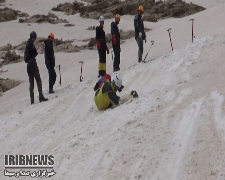 برگزاری دوره آموزشی یخ و برف در ارتفاعات زرد کوه بختیاری+فیلم