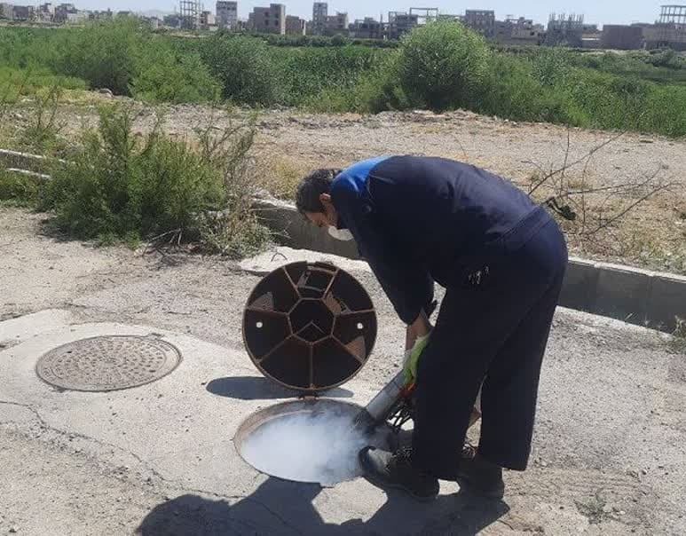 آغاز عملیات سم پاشی منهول‌های فاضلاب میاندوآب