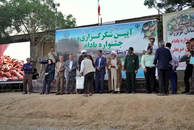 برگزاری جشنواه شکرگزاری محصول بادام در ملایر