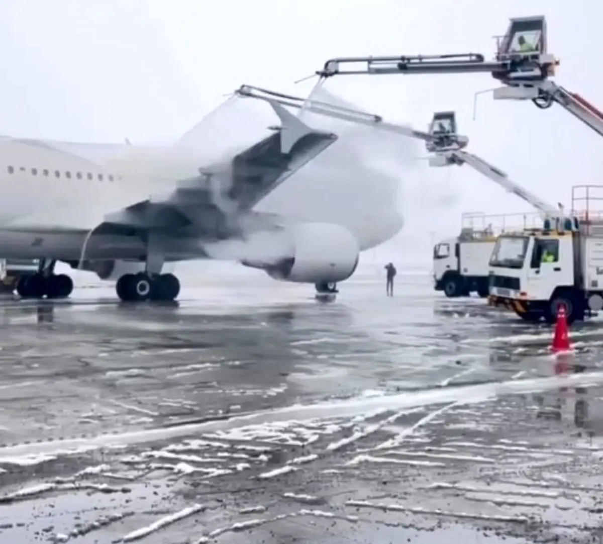 مصرف بیش از از ۱۵۸ تن مواد یخ زدا در ۱۸ فرودگاه کشور مصرف بیش از از ۱۵۸ تن مواد یخ زدا در ۱۸ فرودگاه کشور