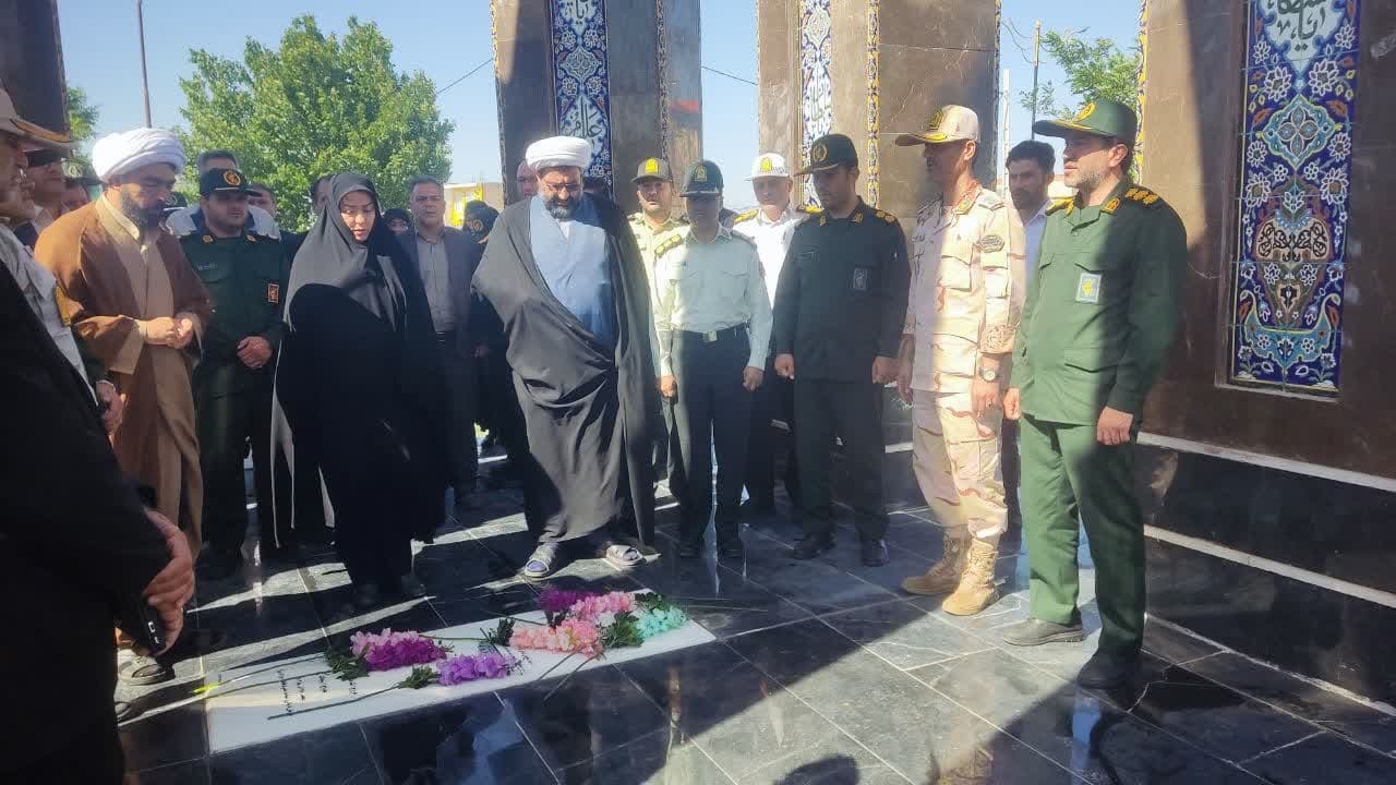 عطر افشانی مزار شهید گمنام در شهرستان پلدشت 