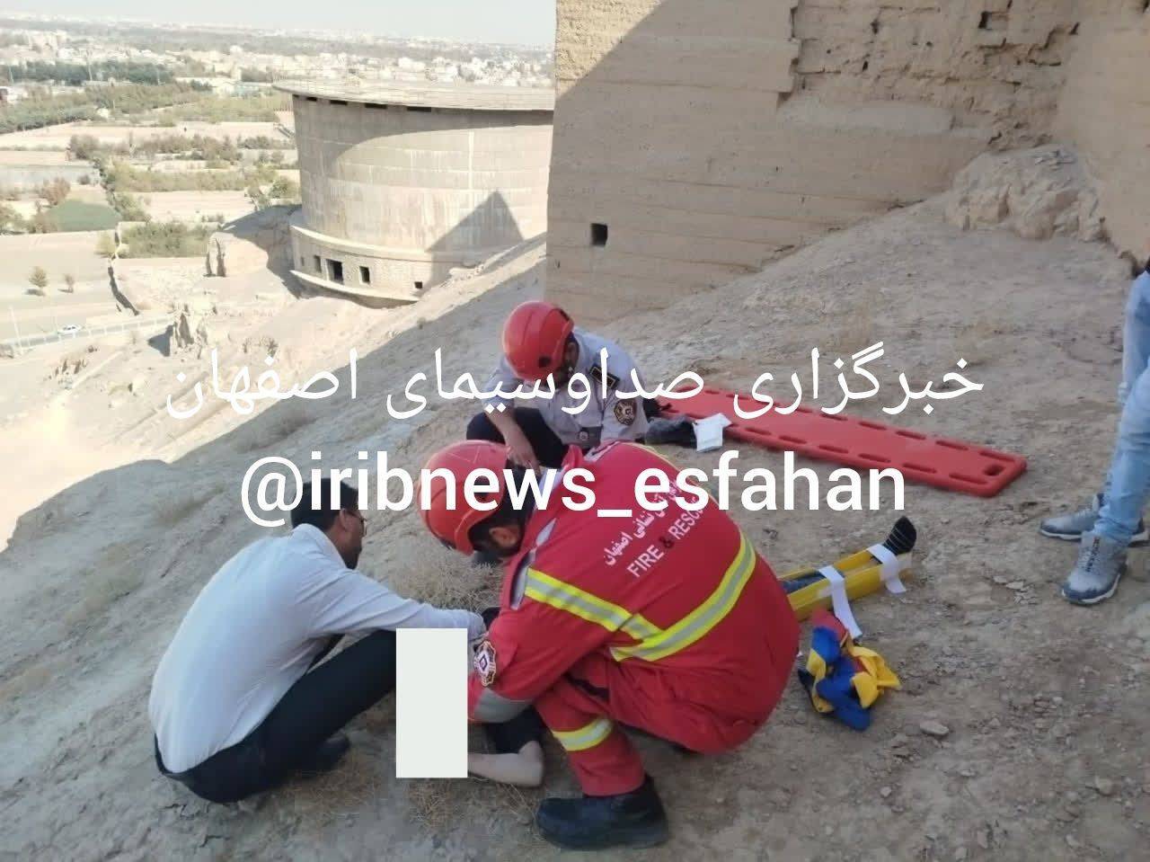 مصدوم شدن یک بانوی جوان در اثر سقوط از ارتفاع در کوه آتشگاه اصفهان مصدوم شدن یک بانوی جوان در اثر سقوط از ارتفاع در کوه آتشگاه اصفهان