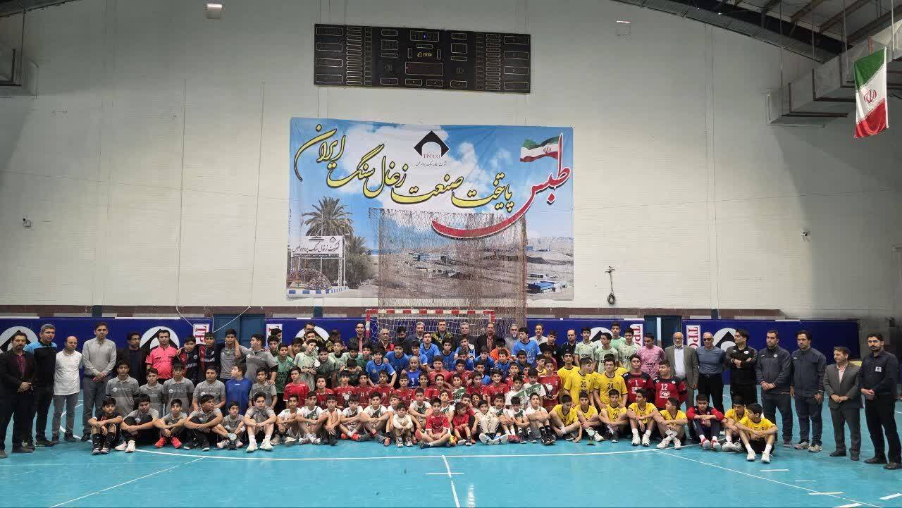 اختتامیه مسابقات آکادمی هندبال جام پلیکان در طبس اختتامیه مسابقات آکادمی هندبال جام پلیکان در طبس