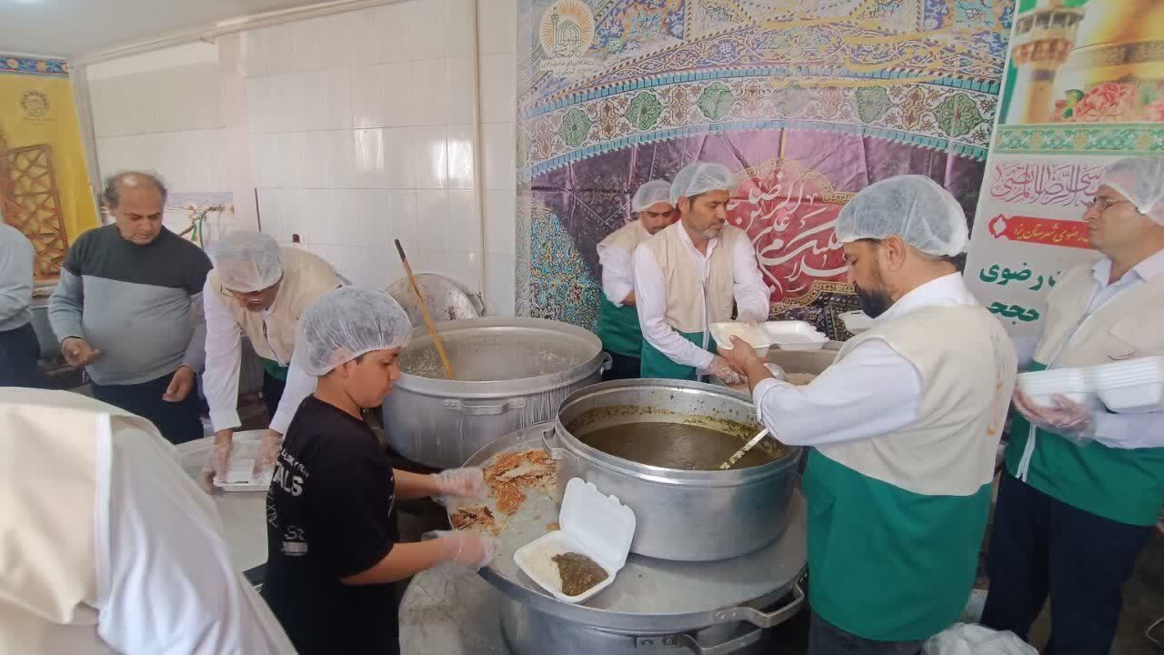 طبخ ۷۰۰ پرس غذای متبرک رضوی در روستای بختیاری