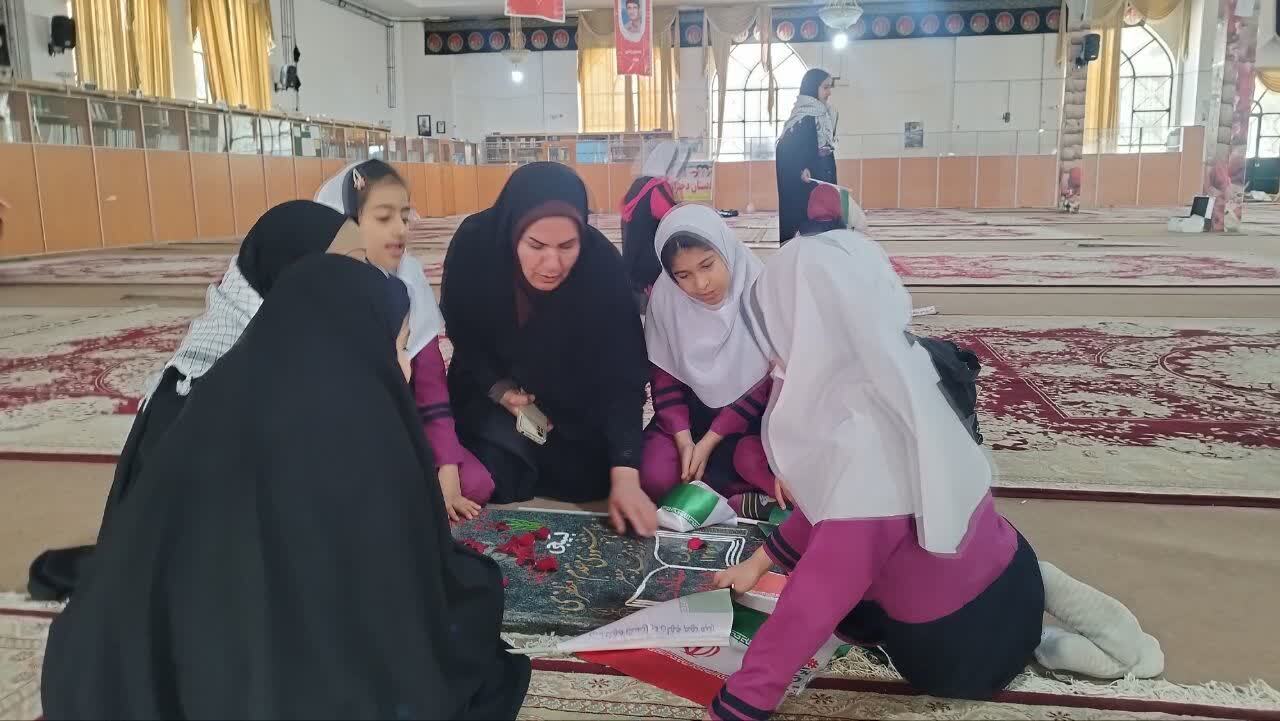 تدریس درس فداکاری دانش‌آموزان در گلزار شهدای یاسوج