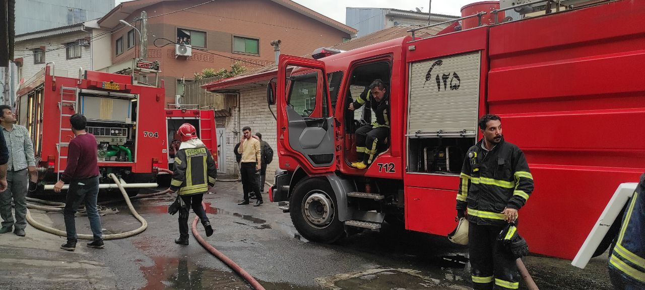 مهار آتشسوزی سقف ۳ ساختمان مسکونی در رشت مهار آتشسوزی سقف ۳ ساختمان مسکونی در رشت