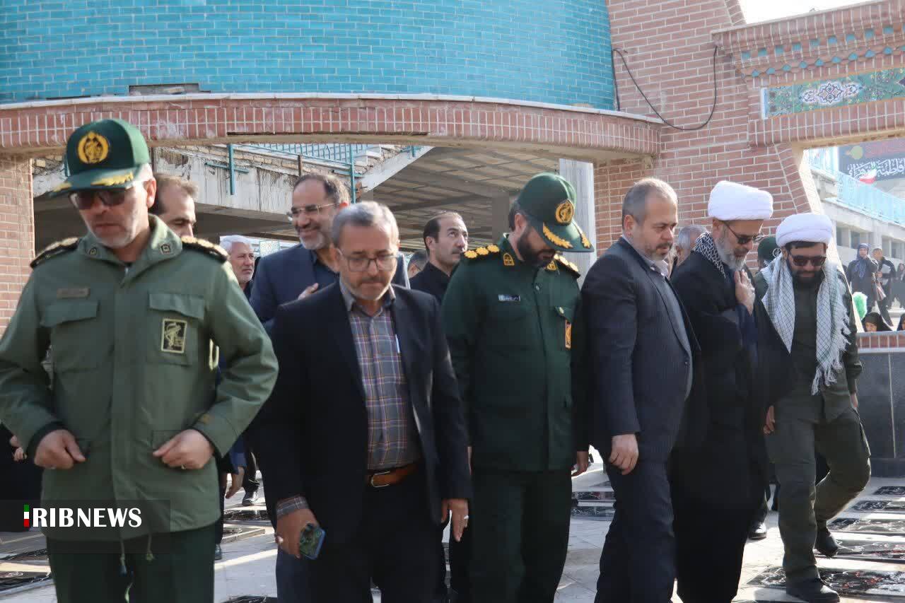 غبارروبی مزار شهدای بجنورد به مناسبت هفته بسیج غبارروبی مزار شهدای بجنورد به مناسبت هفته بسیج